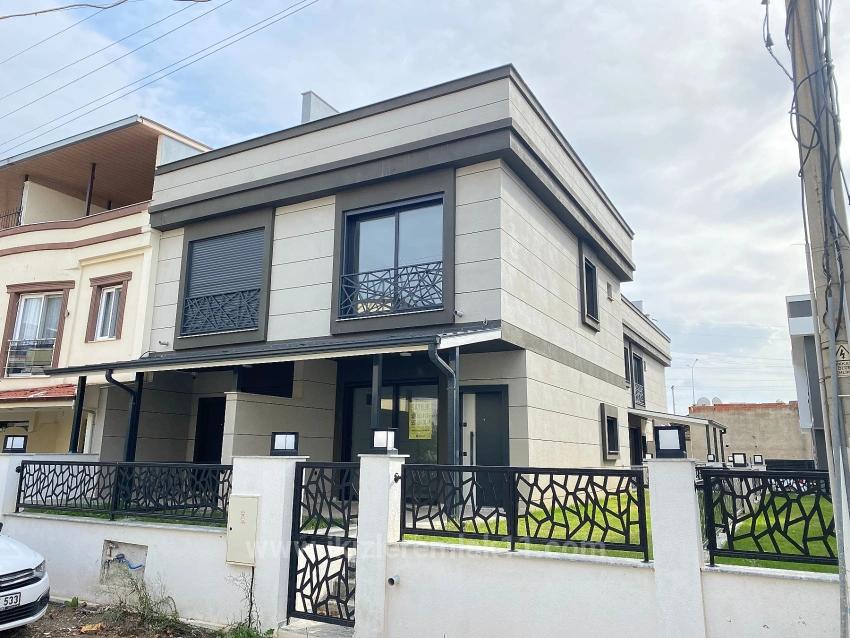 Ürkmez Doğanbey'de Denize Yakın Satılık Bahceli 2+1 Villa