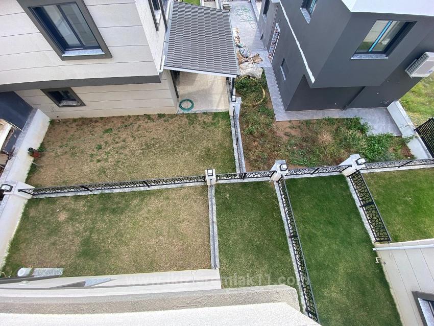 Ürkmez Doğanbey'de Denize Yakın Satılık Bahceli 2+1 Villa