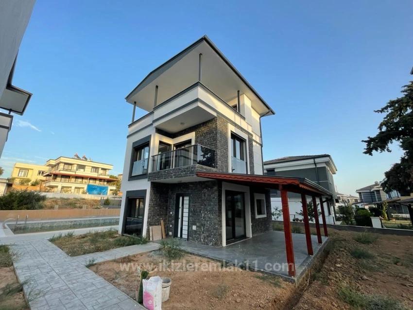 Seferihisar Doğanbey'de Satılık Sıfır Müstakil Havuzlu 3+1 Villa