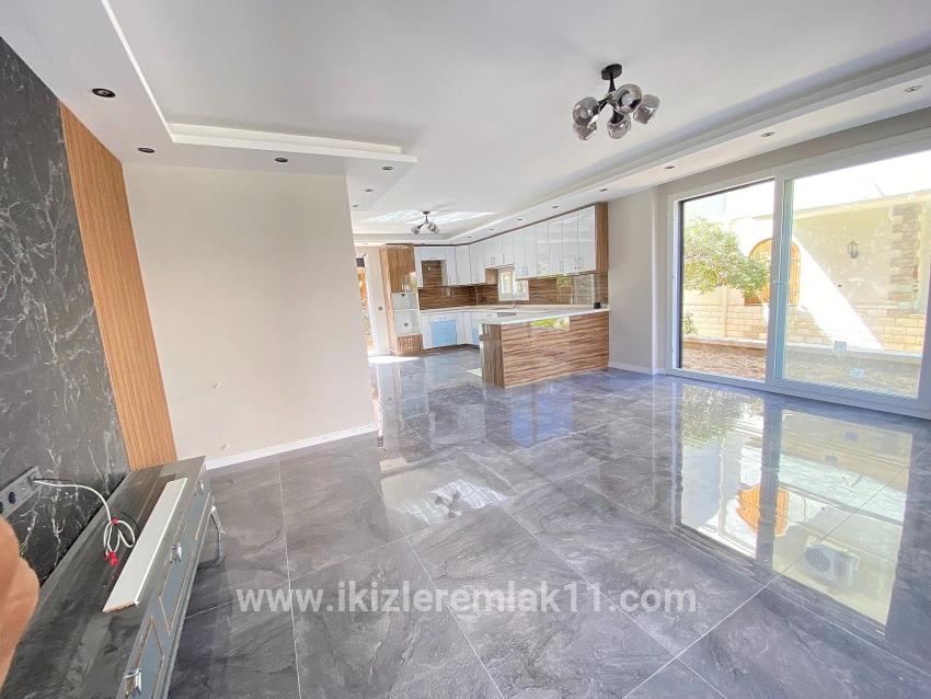 Seferihisar Doğanbey Cumhuriyet Mah. Satılık 3+1 Villa - 200 m²