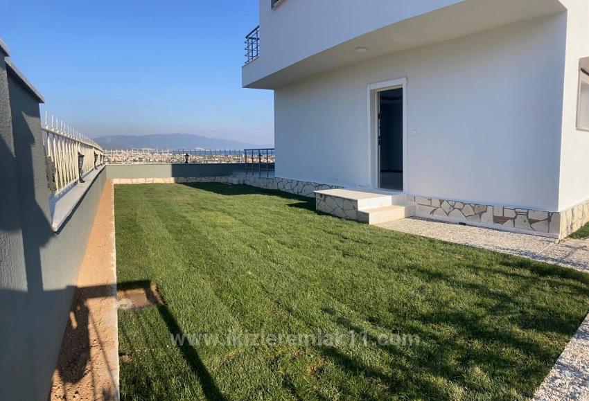 Seferihisar Doğanbeyde Satılık 2+1 Deniz Manzaralı Bahçeli Villa