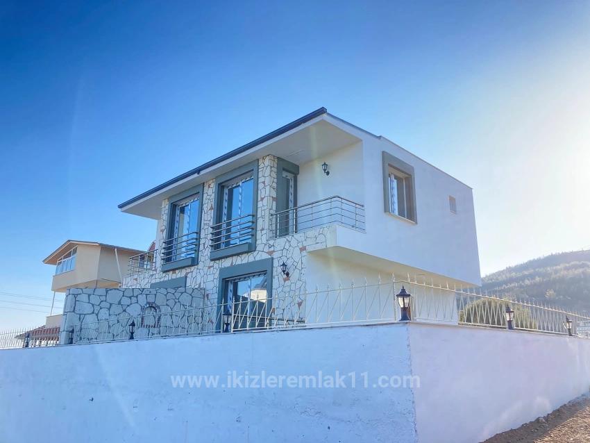 Seferihisar Doğanbeyde Satılık 2+1 Deniz Manzaralı Bahçeli Villa