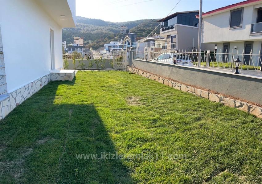 Seferihisar Doğanbeyde Satılık 2+1 Deniz Manzaralı Bahçeli Villa