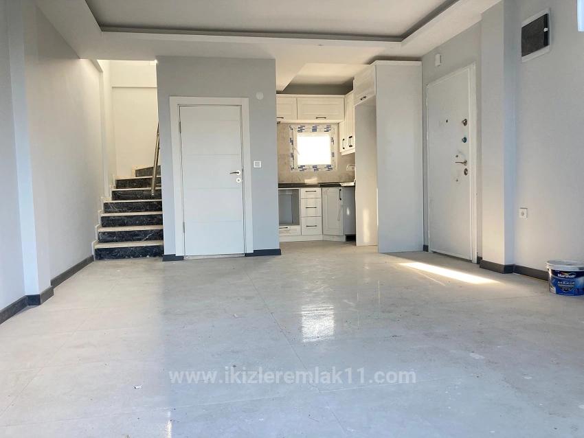 Seferihisar Doğanbeyde Satılık 2+1 Deniz Manzaralı Bahçeli Villa