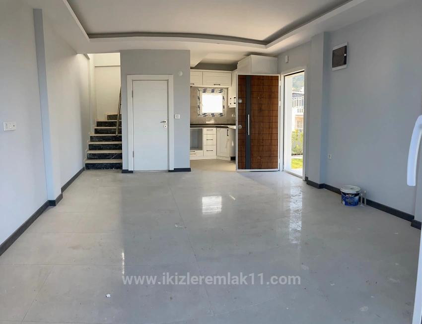 Seferihisar Doğanbeyde Satılık 2+1 Deniz Manzaralı Bahçeli Villa