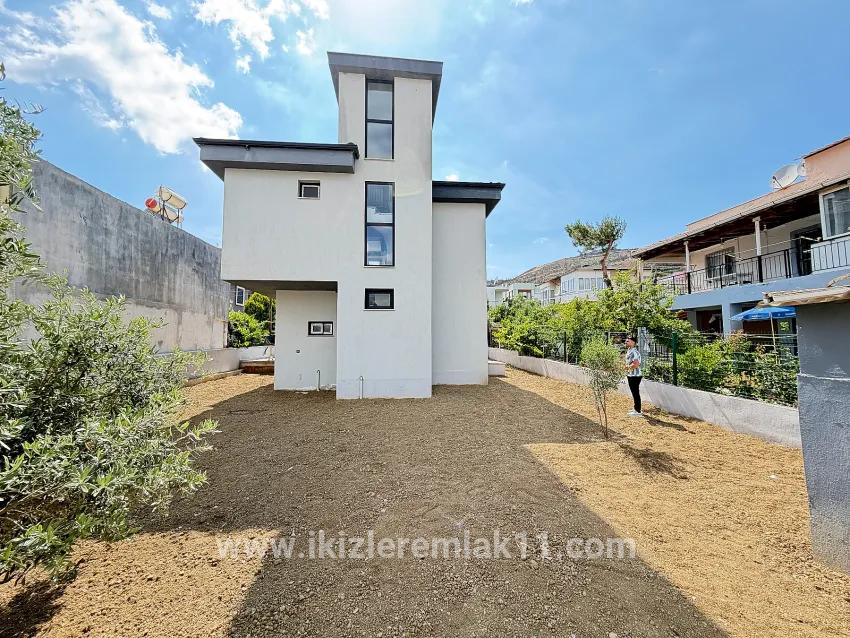 Seferihisar Doğanbey Atatürk Mah. Satılık 3+1 Villa - 370 m²