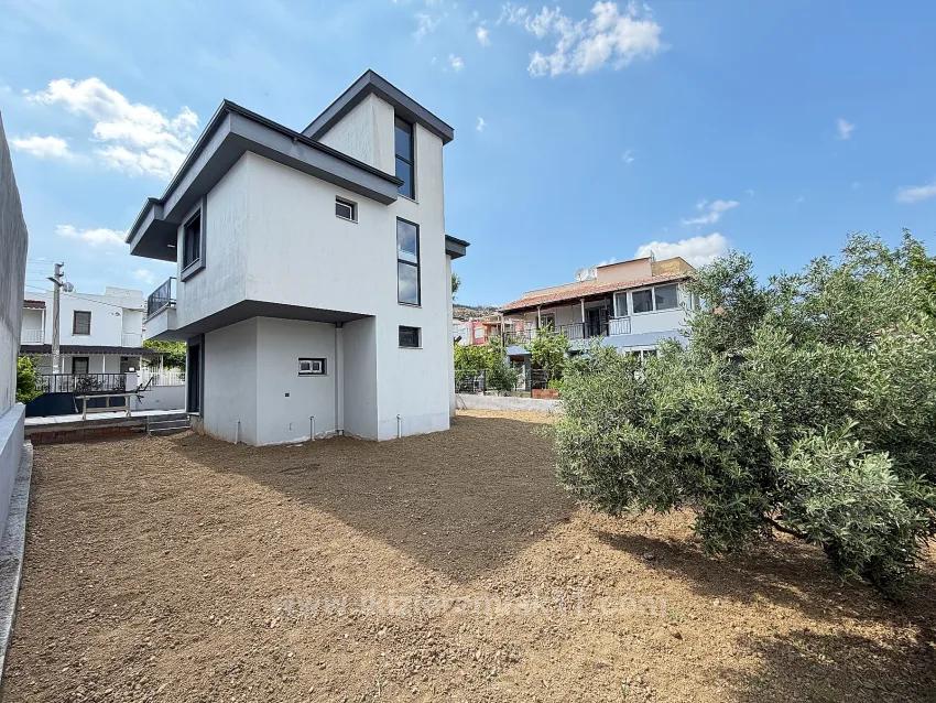 Doğanbeyde Denize Yakın 370 M2 Bahce Tek Müstakil 3+1 Villa