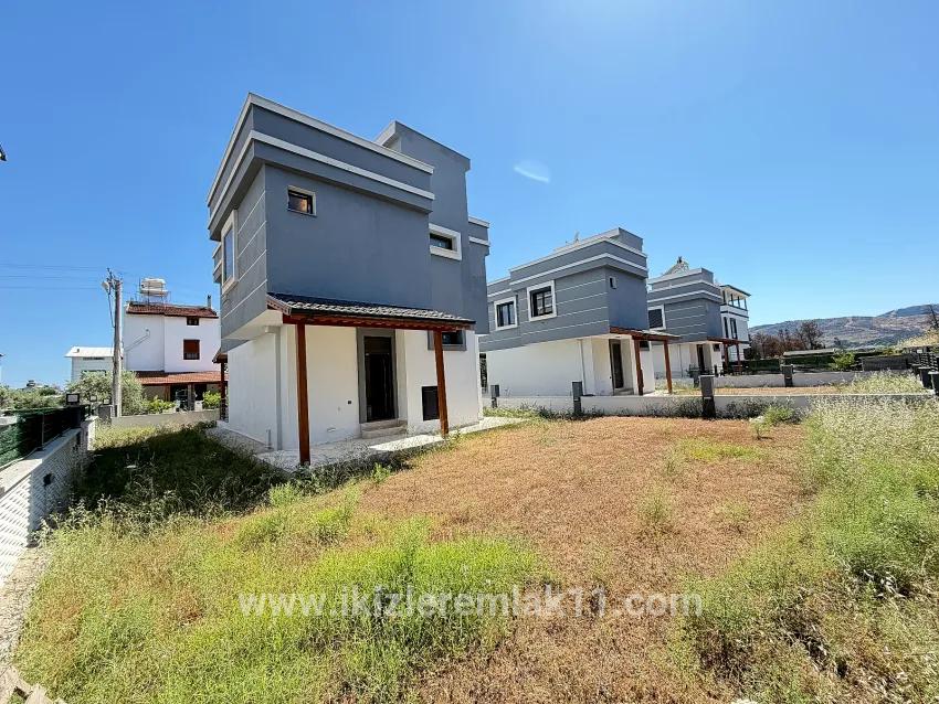 Seferihisar Doğanbey Cumhuriyet Mah. Satılık 3+1 Villa - 300 m²