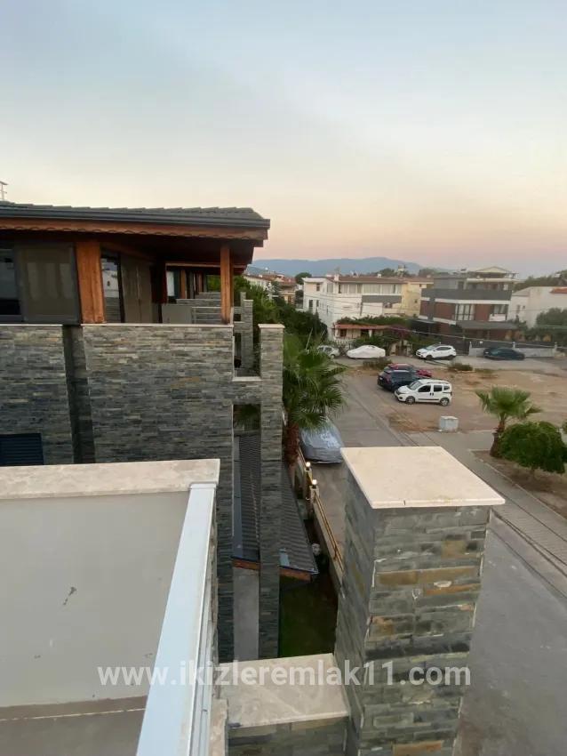 Seferihisar Doğanbey deniz tarafında site İçerisinde havuzlu tek müstakil villa