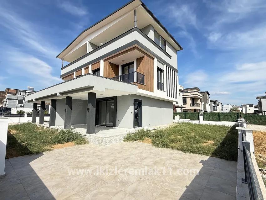 Seferihisar Doğanbey Cumhuriyet Mah. Satılık 3+1 Villa - 180 m²