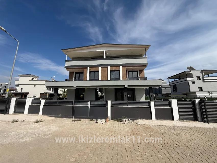 Seferihisar Doğanbey Cumhuriyet Mah. Satılık 3+1 Villa - 180 m²