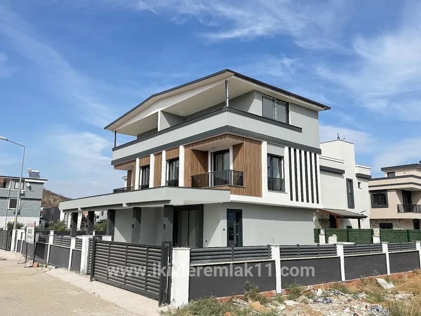 Seferihisar Doğanbey Cumhuriyet Mah. Satılık 3+1 Villa - 180 m²