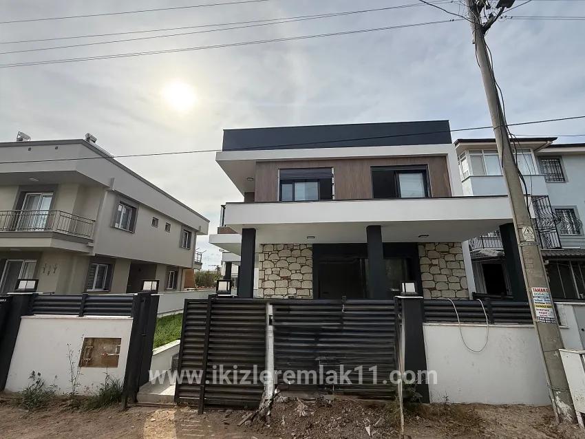 Seferihisar Doğanbey Cumhuriyet Mah. Satılık 3+1 Yazlık - 180 m²