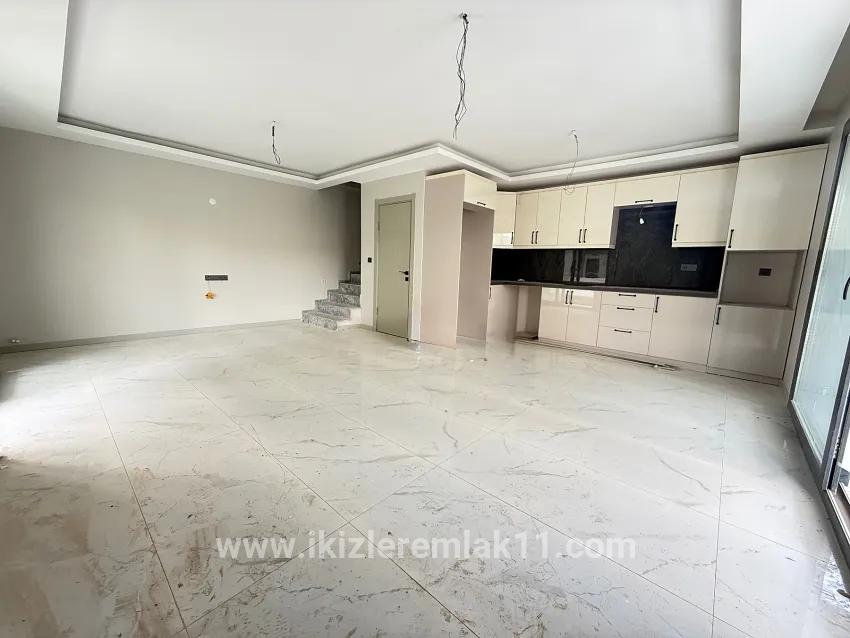 Seferihisar Doğanbey Cumhuriyet Mah. Satılık 3+1 Yazlık - 180 m²