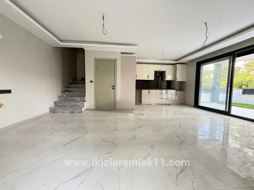 Seferihisar Doğanbey Cumhuriyet Mah. Satılık 3+1 Yazlık - 180 m²