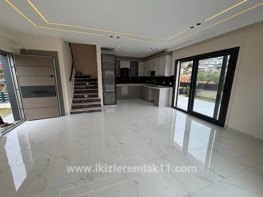 Menderes Gümüldür Gümüldür Cumhuriyet Mah. Satılık 3+1 Villa - 180 m²