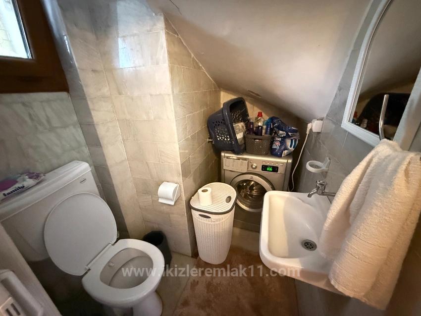 Seferihisar Doğanbey Merkez'de Acil Satılık Geniş Bahçeli 3+1 Villa