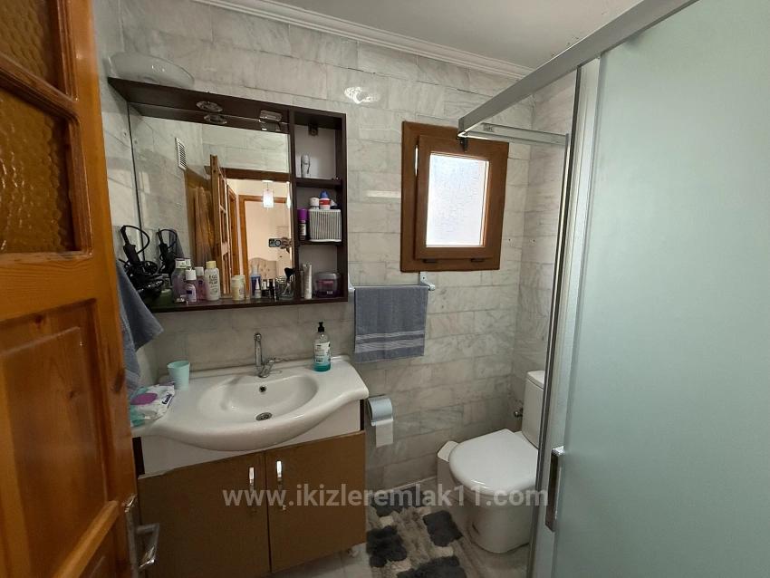 Seferihisar Doğanbey Merkez'de Acil Satılık Geniş Bahçeli 3+1 Villa