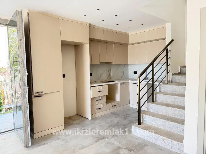 Seferihisar Ürkmez Mersin Alanı Mah. Satılık 3+1 Villa - 200 m²