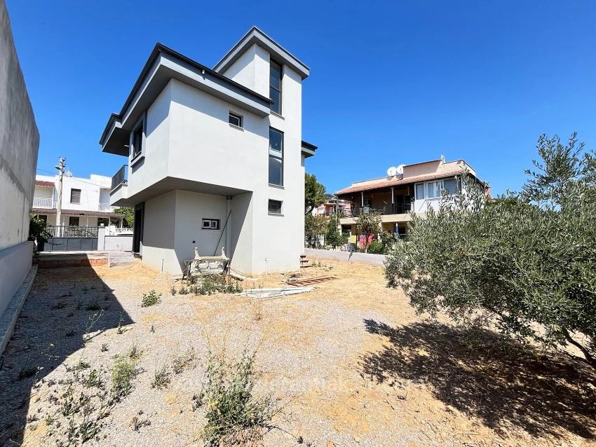 Seferihisar Doganbey'de Satılık 390 M2 Bahçe İçinde Tek Müstakil 3+1 Ebeveynli Villa