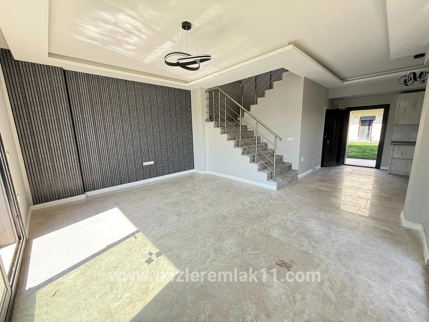 Seferihisar Doğanbey Cumhuriyet Mah. Satılık 3+1 Müstakil ev - 170 m²