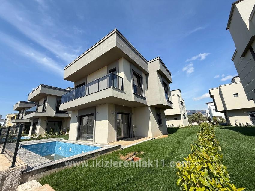 Seferihisar Doğanbey Cumhuriyet Mah. Satılık 3+1 Müstakil ev - 170 m²