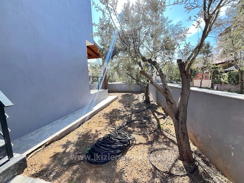 Seferihisar Doğanbey’de Satılık Sıfır Müstakil Geniş Bahçeli 3+1 Villa