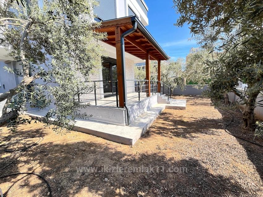 Seferihisar Doğanbey’de Satılık Sıfır Müstakil Geniş Bahçeli 3+1 Villa