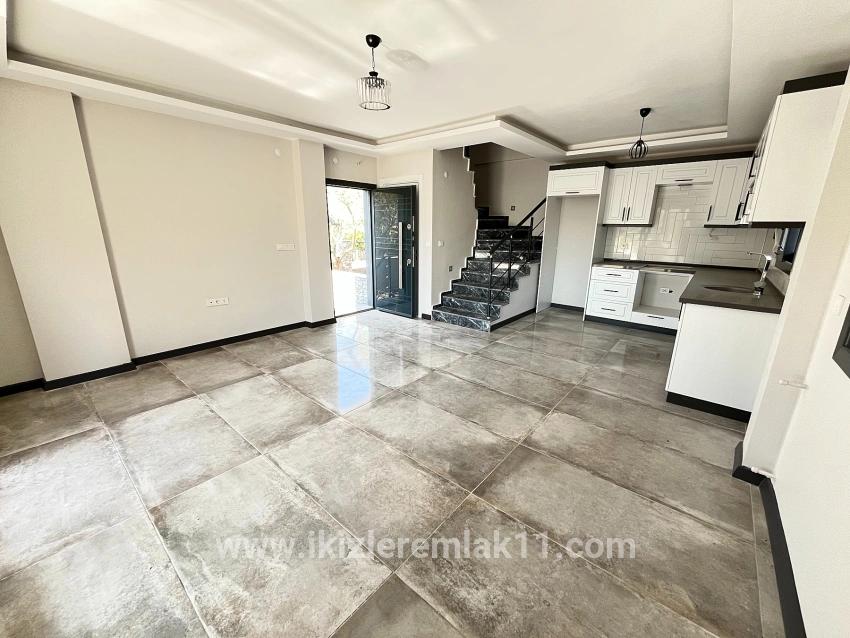 Seferihisar Doğanbey Cumhuriyet Mah. Satılık 3+1 Villa - 180 m²
