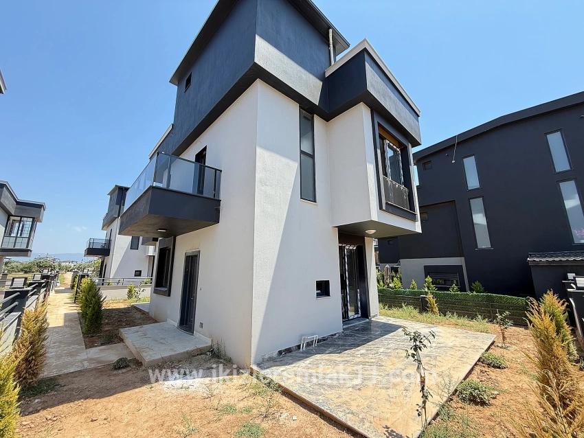 Seferihisar Doğanbey Cumhuriyet Mah. Satılık 2+1 Müstakil ev - 190 m²