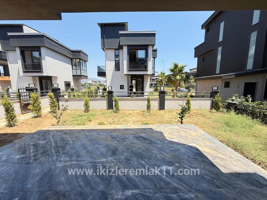Seferihisar Doğanbey Cumhuriyet Mah. Satılık 2+1 Müstakil ev - 190 m²