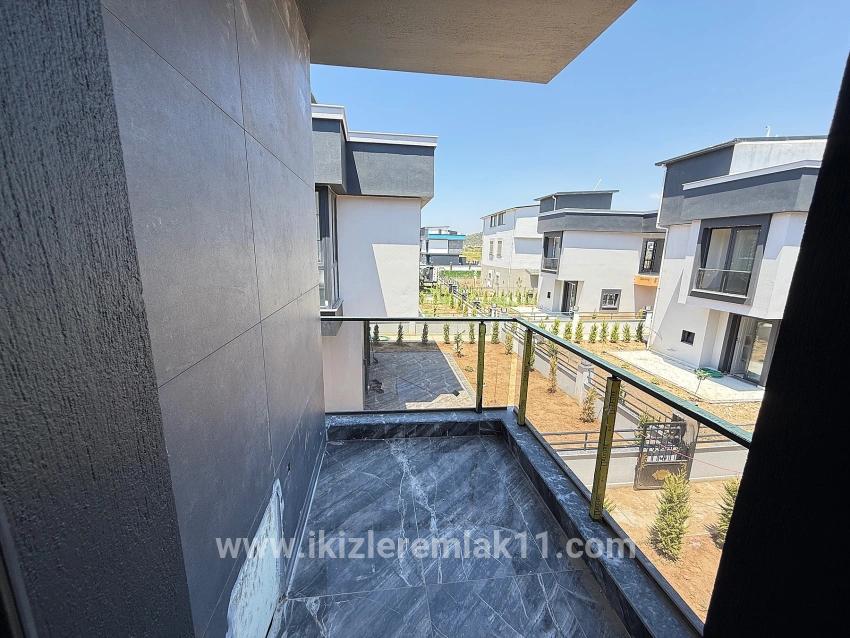 Seferihisar Doğanbey Cumhuriyet Mah. Satılık 2+1 Müstakil ev - 190 m²