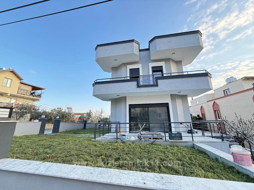 Ürkmez'de Deniz Manzaralı Müstakil Ayrı Mutfak 3+1 Köşe Villa