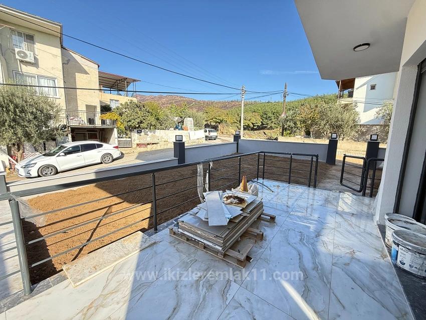 Ürkmez'de Deniz Manzaralı Müstakil Ayrı Mutfak 3+1 Köşe Villa