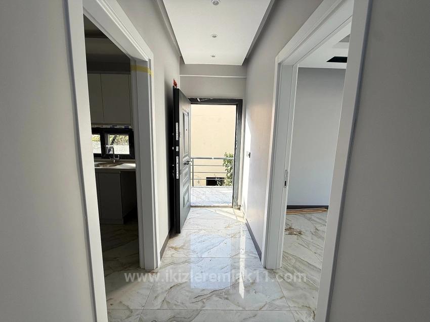 Ürkmez'de Deniz Manzaralı Müstakil Ayrı Mutfak 3+1 Köşe Villa