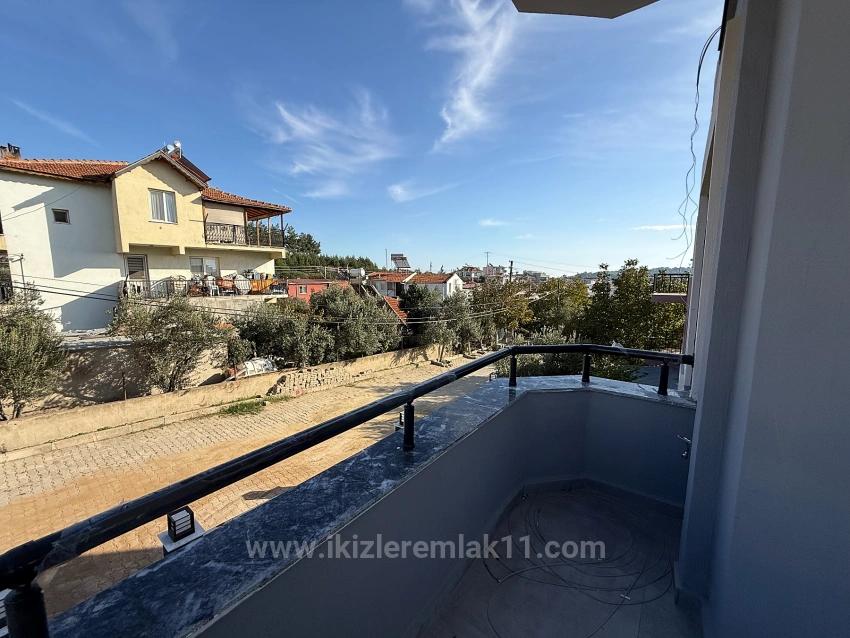 Ürkmez'de Deniz Manzaralı Müstakil Ayrı Mutfak 3+1 Köşe Villa