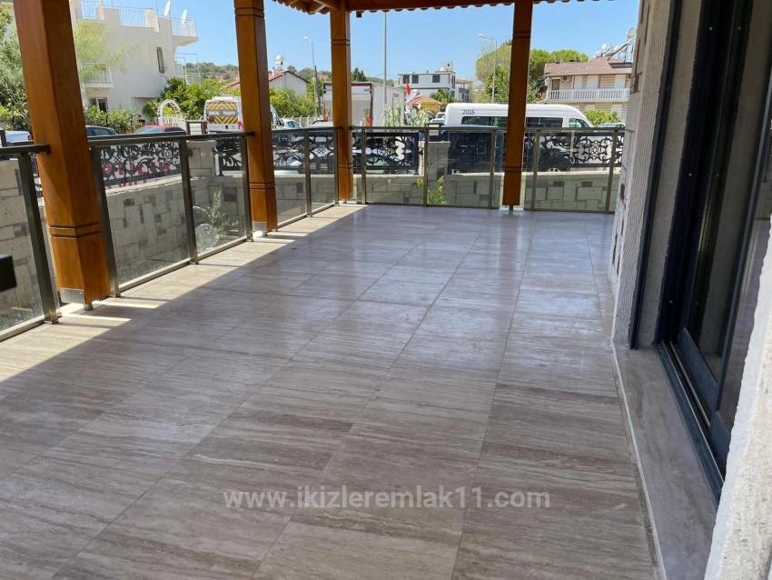 Seferihisar Ürkmez'de Deniz Tarafında Satılık Lüks Kulanışlı Dubleks Vılla