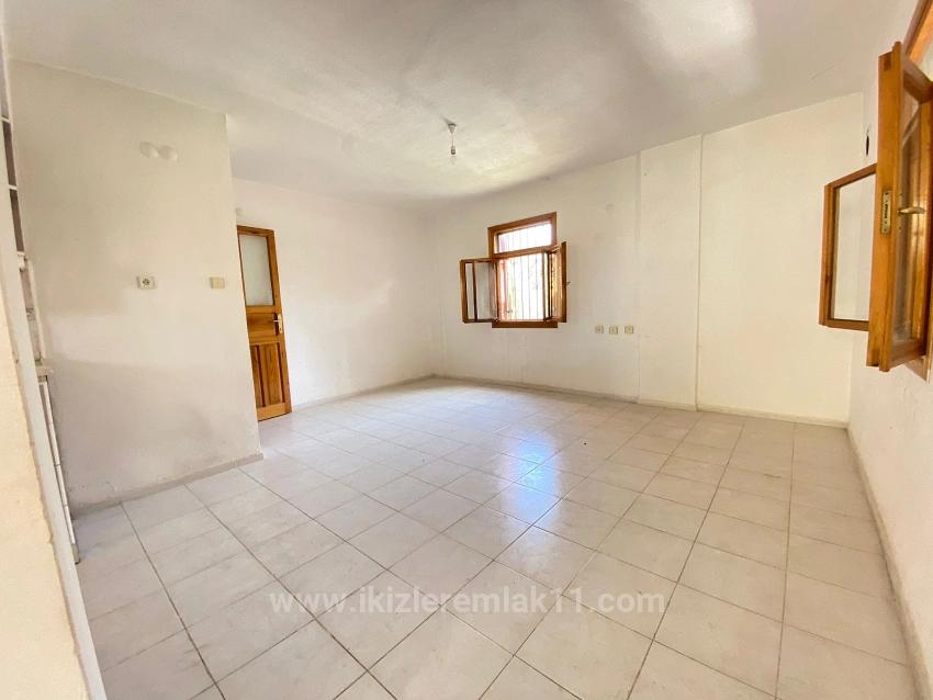 Seferihisar Ürkmez'de Deniz Tarafında Satılık 1+1. 85 M2 Daire