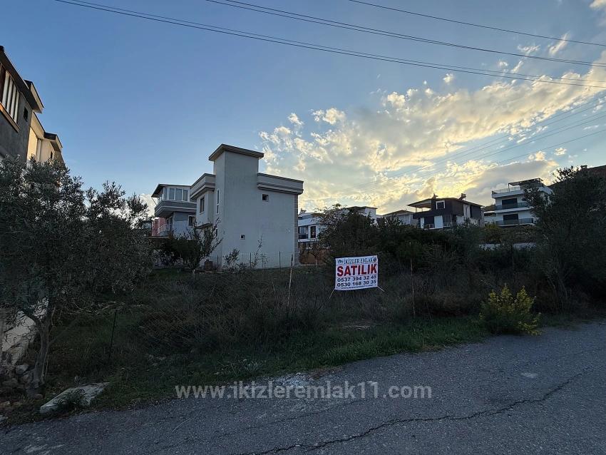 Seferihisar Doğanbey’de Satılık 285 Metre² İmarlı Köşe Arsa