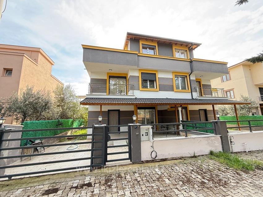 Seferihisar Doğanbey’de Satılık 3 + 1 Sıfır Geniş Bahçeli Villa Yazlık
