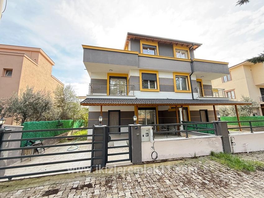 Seferihisar Ürkmez Bengiler Mah. Satılık 3+1 Villa - 170 m²
