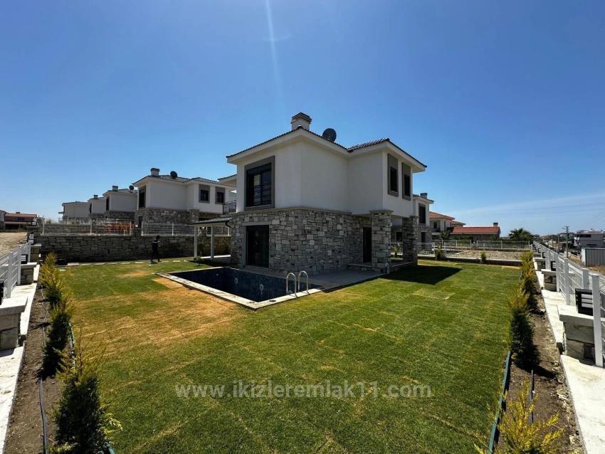 Seferihisar Akarcada Müstakil Havuzlu Lüx Şömüneli Satılık 4+1 Villa