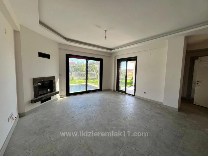 Seferihisar Akarcada Müstakil Havuzlu Lüx Şömüneli Satılık 4+1 Villa