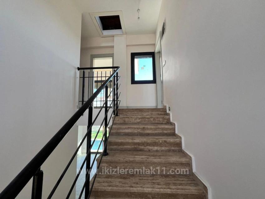 Seferihisar Akarcada Müstakil Havuzlu Lüx Şömüneli Satılık 4+1 Villa