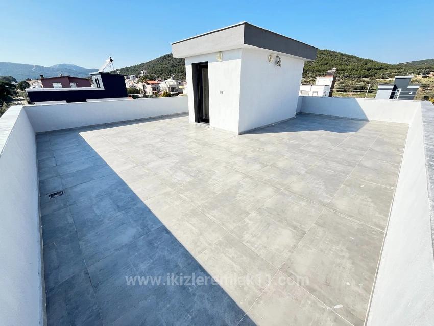 Ürkmez Doğanbey'de Satılık Sıfır Tek Müstakil 3+1 Geniş Villa