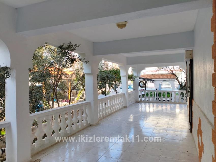 Seferihisar Doğanbey Cumhuriyet Mah. Satılık 6+1 Müstakil ev - 200 m²
