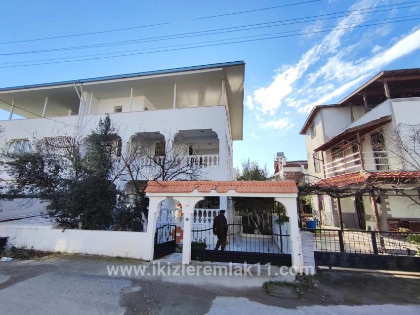 Seferihisar Doğanbey Cumhuriyet Mah. Satılık 6+1 Müstakil ev - 200 m²