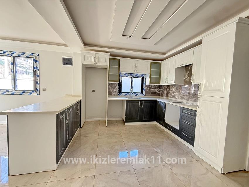 Seferihisar Doğanbey Atatürk Mah. Satılık 3+1 Villa - 190 m²