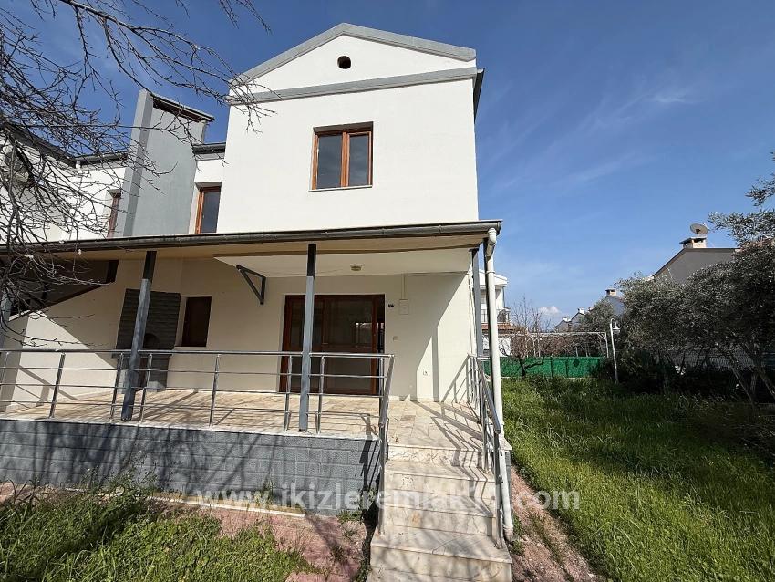 Seferihisar Doğanbey Cumhuriyet Mah. Satılık 3+1 Müstakil ev - 240 m²