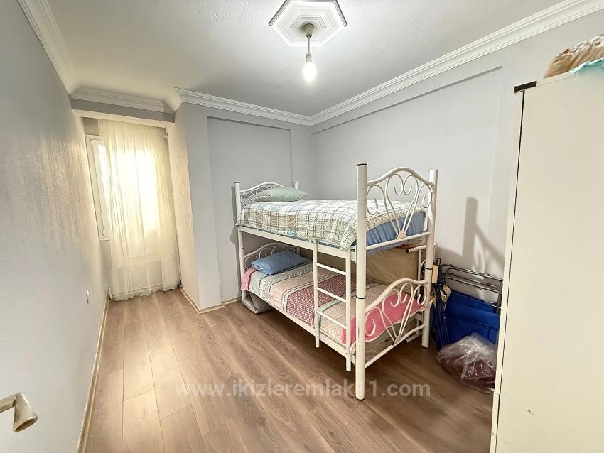 Seferihisar Ürkmez Merkez’de 2 + 1 Ara Kat Mutfak Ayrı 90 Metre² Daire